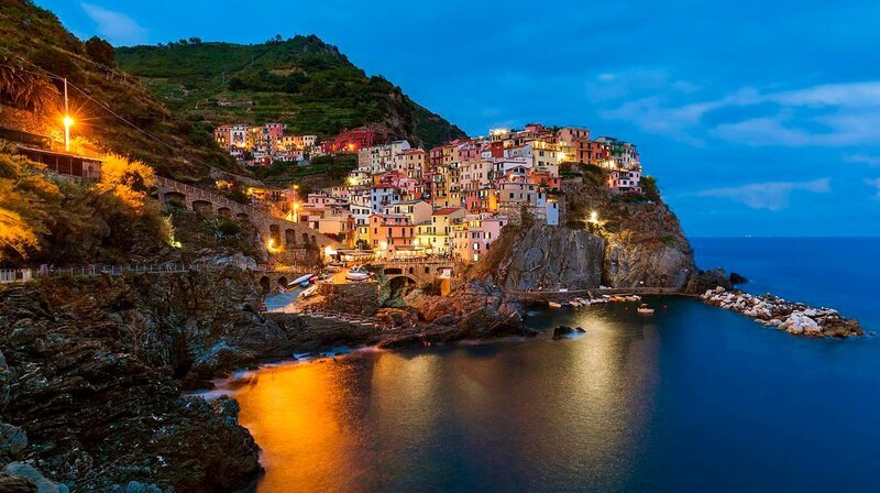 Rund 300 Kilometer erstreckt sich die Italienische Riviera entlang des Mittelmeers. Sie gilt als eine der schönsten Küsten Europas. Der Film stellt Traumorte an der Küste vor. – Bild: phoenix/​ZDF