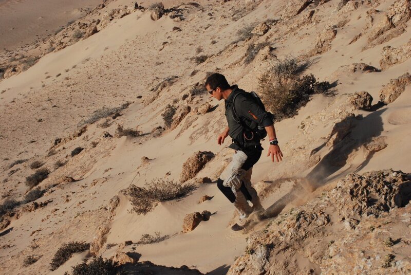 Bear Grylls running down sandy slope. – Bild: Copyright: Discovery Communications, Inc. For Show Promotion Only