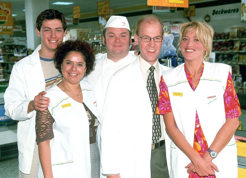 2. Staffel: Die ‚Trispa‘-Supermarkt-Crew, v.li.: Kevin Bongartz (Kevin Lorenz), Gisi Wiemers (Franziska Traub), Bernie Stemmer (Georg Alfred Wittner), Achim Schumann (Lutz Herkenrath), Rita Kruse (Gaby Köster) – Bild: RTLplus /​ Guido Engels