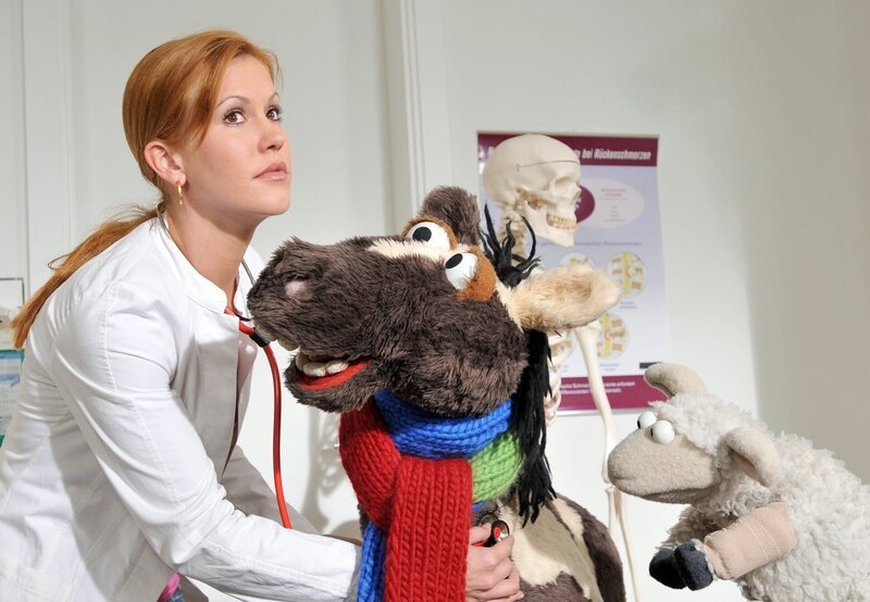 Pferd und Wolle sind krank und lassen sich von ihrer guten Freundin Wolke Hegenbarth untersuchen. – Bild: NDR/​Uwe Ernst