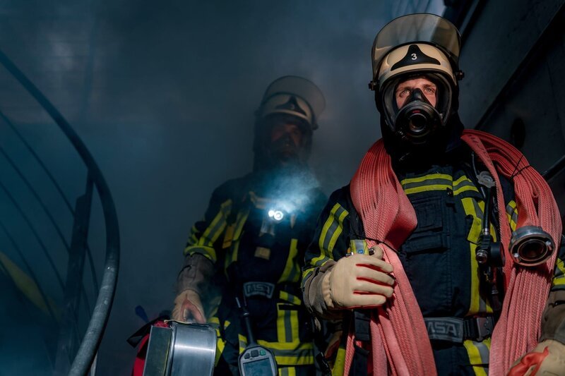 Zwei Feuerwehrmänner der Feuerwehr Bochum im Einsatz. – Bild: WDR/​Sebastian Drolshagen