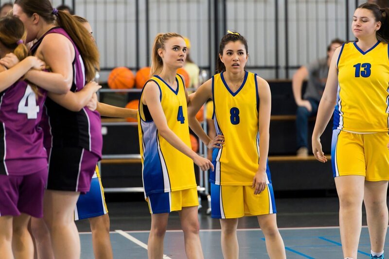 Mathilda (Arnijka Larcombe-Weate, li.) und Kyra (Kimie Tsukakoshi, re.) sind enttäuscht. Sie haben wieder einmal ein Handballspiel verloren. – Bild: ZDF/​Jonathan M. Shiff Productions/​Screen Queensland