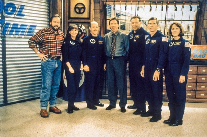 Richard Karn (Al, li.), Tim Allen (Tim, mi.) und die Crew des Space Shuttles Columbia. – Bild: ORF/​Disney