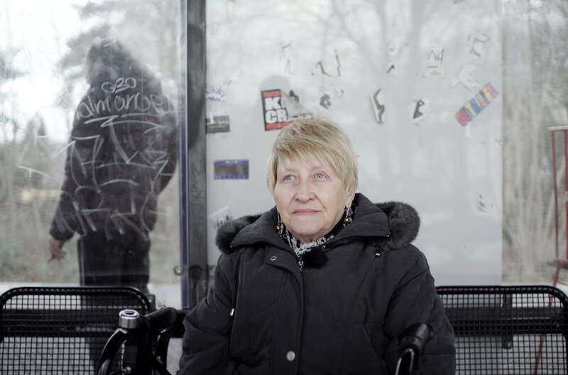 Annemarie wünscht sich von der Politik mehr mitgenommen zu werden. – Bild: NDR/​ Simona Dürnberg