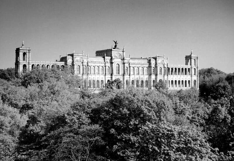 Blick auf den Sitz des Bayerischen Landtags in dem von Friedrich Bürklein 1857 bis 1874 errichteten Gebäude der Studienstiftung Maximilianeum auf der Isarhöhe in München. – Bild: BR/​Munich Press
