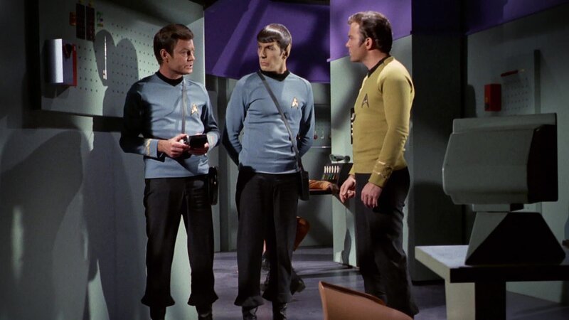 L-R: Dr. McCoy (DeForest Kelley), Spock (Leonard Nimoy) und James Tiberius ‚Jim‘ Kirk (William Shatner) – Bild: Tele 5