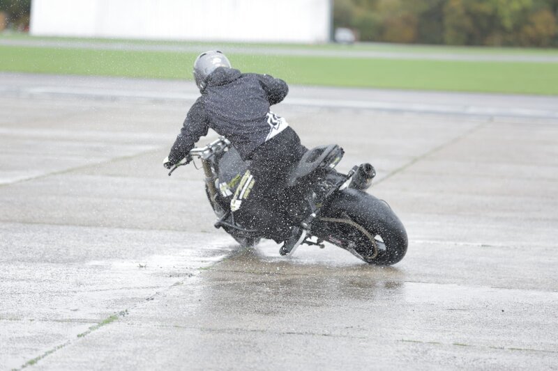 ESSEX, U.K. – The rider blips the throttle and then breaks sharply to bring the rear wheel around. (Photo Credit: National Geographic Channels/​Nick Marwick) – Bild: National Geographic Channels