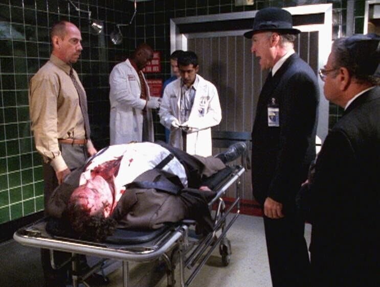 Dr. Macy (Miguel Ferrer, l.) verspricht dem Rabbi (Darsteller unbekannt), die Obduktion unter Aufsicht eines jüdischen Arztes durchführen zu lassen. – Bild: RTL /​ NBC Universal.