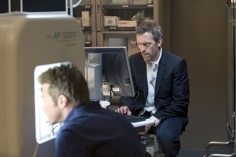 Evan Greer (Jason Lewis, l.) wird von Dr. House (Hugh Laurie, r.) zu einer Untersuchung gezwungen … – Bild: NBC Universal, Inc. /​ Chris Haston Lizenzbild frei