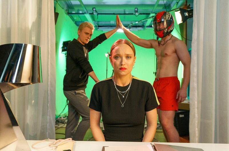 Damit hat Luna (Caro Cult) nicht gerechnet: Ihre Influencer-Agentur wirft sie wegen zu niedriger Followerzahlen raus. – Bild: SWR/​ORF/​Aichholzer Film/​Petro Domenigg