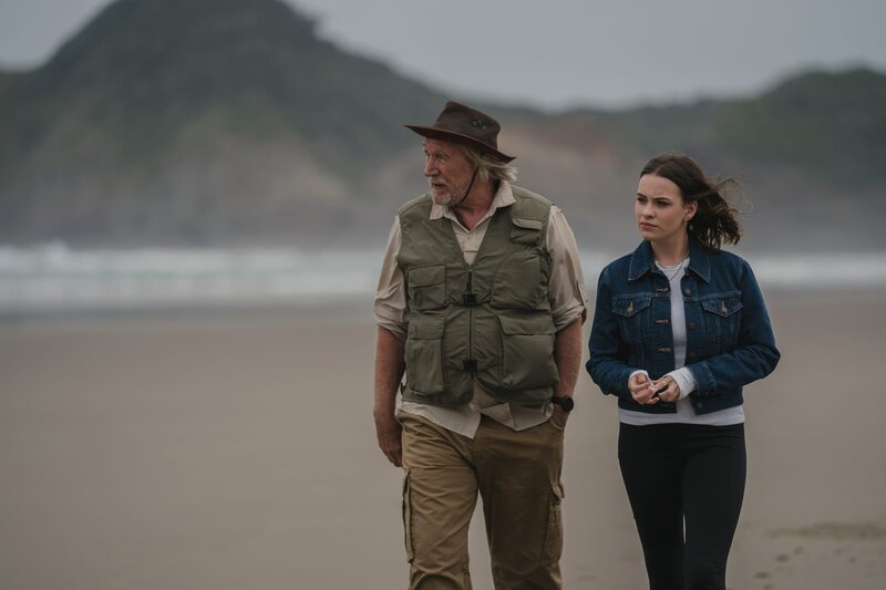 Am Strand erzählt Issie (Macey Chipping, r.) ihrem Großvater Gordon (Bruce Phillips, l.) von ihren geheimnisvollen Visionen. – Bild: ZDF/​Matt Klitscher