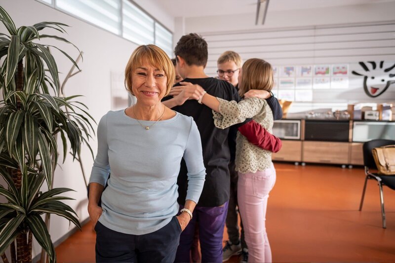 Martina Stocker (Gitta Schweighöfer) mit ihren SchülerInnen. – Bild: MDR/​Saxonia Media/​Felix Abraham