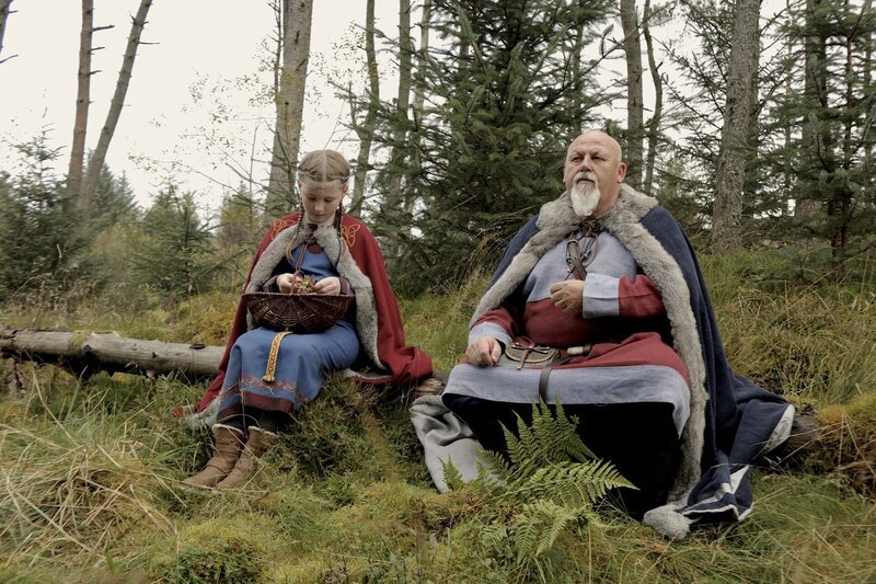 Gudrun (Sophie Ryder) und ihr Vater, König Sigurd, sammeln Haselnüsse für den Winter. – Bild: WDR/​Maramedia/​BBC/​CBeebies