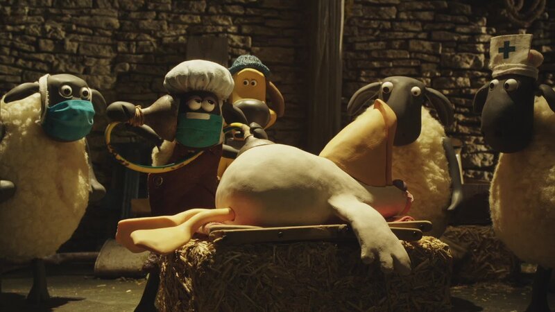 Bitzer und Shaun bringen den Pelikan in die Scheune, um ihn zu pflegen. – Bild: KiKA