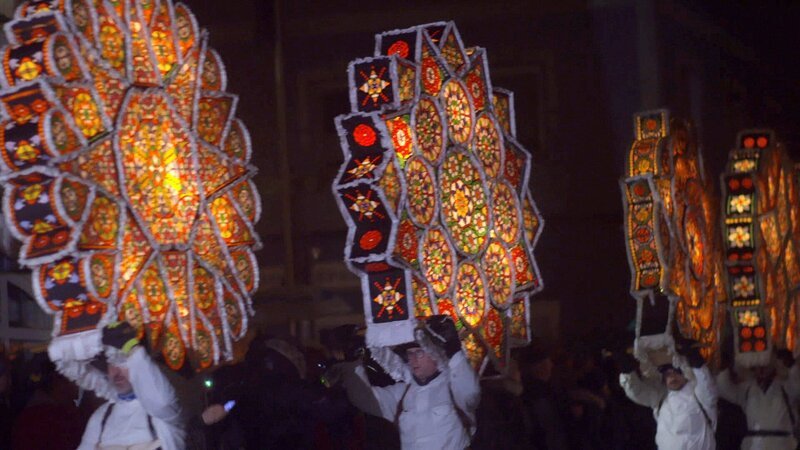 Einlaufen der Rindbacher Glöckler am Rathausplatz in Ebensee. – Bild: ORF/​Landesstudio Oberösterreich