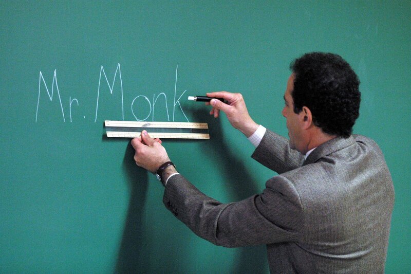 Monk „Mr. Monk geht wieder zur Schule“. Im Bild: Tony Shaloub. – Bild: ORF/​Universal/​Doug Hyun