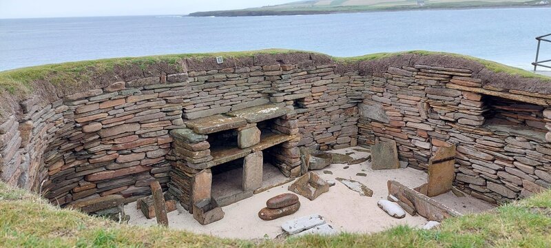 Das Steinzeitdorf „Skara Brae“ auf den Orkey-Inseln beeindruckt mit seiner Inneneinrichtung. Bett, Kommode und Vorratskammer zeigen, wie komfortabel die Menschen schon damals leben. – Bild: ZDF und Juliane Girl./​Juliane Girl