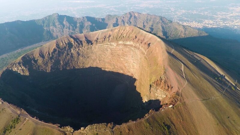 Vor fast 2000 Jahren bricht der Vesuv aus und begräbt die blühende antike Stadt Pompeji unter Lava, Schlamm und Asche. – Bild: ZDF und Nicolas Brénéol./​Nicolas Brénéol