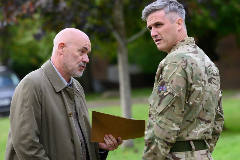 Arthur Simpson (Graham Turner, l.); Major Mark Sealey (William Ash, r.) – Bild: BBC Studios 2019 /​ Sally Mais Lizenzbild frei