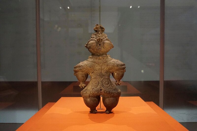 Shakokidogu-Tonfigur aus der Jyomon-Zeit, Artefakte im Nationalmuseum, Tokio, Japan. – Bild: The History Channel