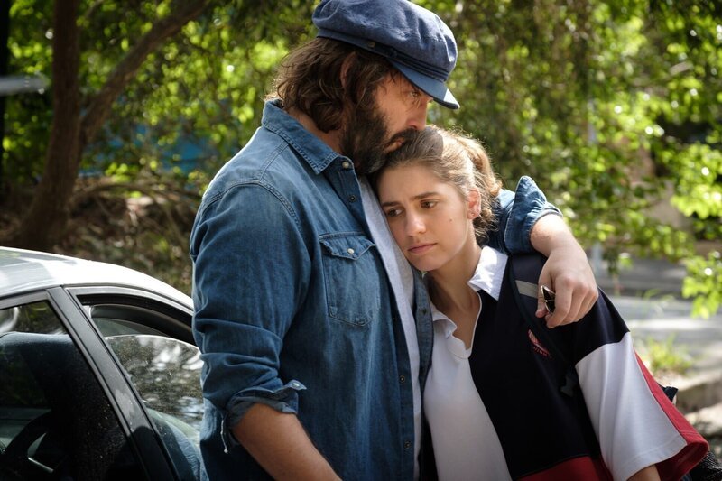 Dom Chalmers (Angus Sampson, l.); Olympia „Oly“ Chalmers-Davis (Nathalie Morris, r.) – Bild: 2020 Roadshow Productions Pty Limited, Stan, Create NSW, Screen Australia All Rights Reserved. Licensed by ITV Studios Ltd. Lizenzbild frei