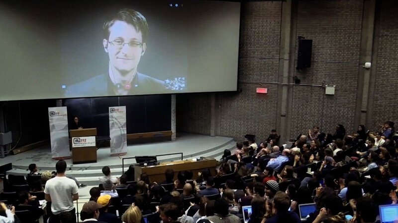 Edward Snowden ist in der Hackerszene hoch angesehen und gilt als Vorbild. Denn der ehemalige CIA-Mitarbeiter wandelte sich vom technikbegeisterten Hacker zum Whistleblower. – Bild: ZDF und Geoffroy Beauchemin Edward Snowden ist in der Hackerszene hoch angesehen und gilt als Vorbild. Denn der ehemalige CIA-Mitarbeiter wandelte sich vom technikbegeisterten Hacker zum Whistleblower. – Bild: ZDF und Geoffroy Beauchemin