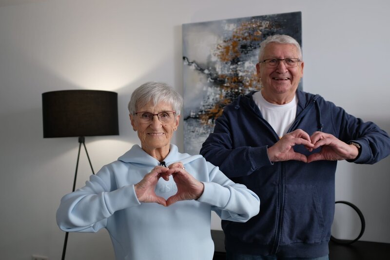 Fitness-Star Erika Rischko (83) begeistert zahlreiche Follower mit Sport- und Tanz-Videos und wird dabei von ihrem Mann und ihrer Tochter tatkräftig unterstützt. – Bild: ZDF und Leonard Kessler.