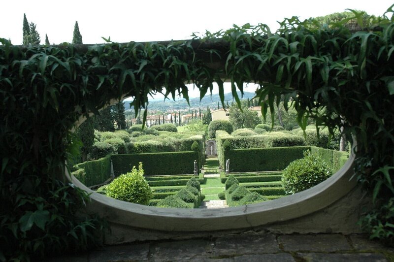 Monty lädt auf eine Reise nach Italien ein. Hier präsentiert er die schönsten Gärten Italiens. Hier der Garten Tatti in Florenz. – Bild: RTL Living