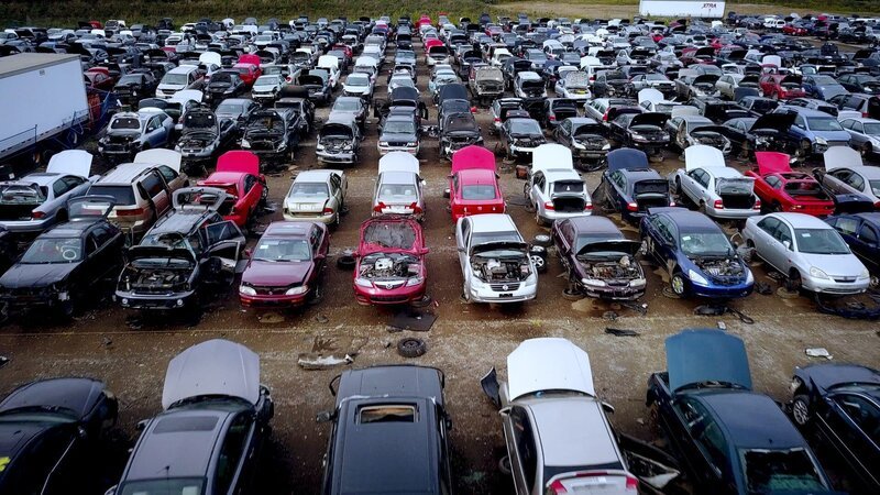 Unfallfahrzeuge werden in Osteuropa für kleines Geld repariert. Danach landen sie auf dem deutschen Gebrauchtwagenmarkt und werden meist überteuert angeboten. – Bild: ZDF und Shutterstock./​Shutterstock