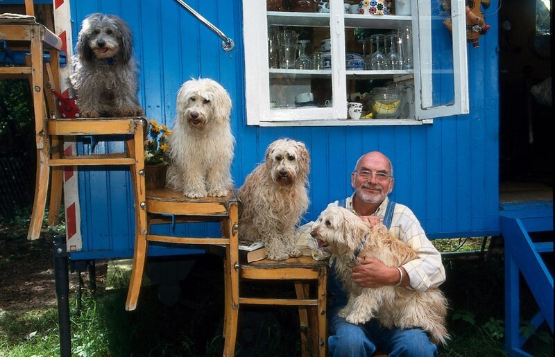 Eigentlich wünscht sich Peter (Peter Lustig) mindestens vier Hunde. – Bild: ZDF und Christiane Pausch./​Christiane Pausch