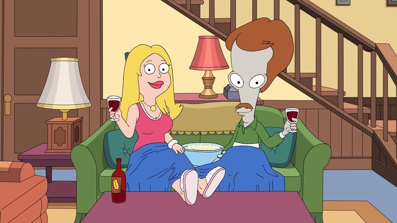 L-R: Francine Smith (voiced by Wendy Schaal), Roger (voiced by Seth MacFarlane) – Bild: FOX and its related entitites. All rights reserved