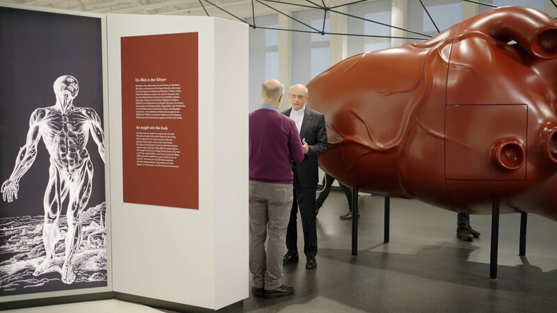 Thomas Schwartz (r.) und Harald Lesch (l.) im Deutschen Museum in München. Hier erörtern sie das Thema „Was darf der Mensch?“. – Bild: ZDF und Thomas Bresinsky./​Thomas Bresinsky