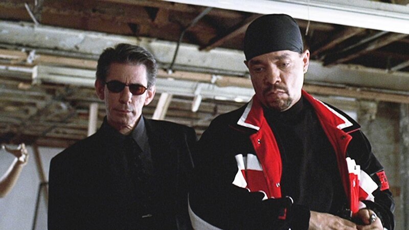 Detective John Munch (Richard Belzer, l.) und Detective Odafin Tutuola (Ice-T) entdecken in einem Lagerhaus ein totes Mädchen. Offenbar war sie zuvor Gast auf einer Rave-Party, bei der auch Drogen ausgegeben wurden. – Bild: RTL