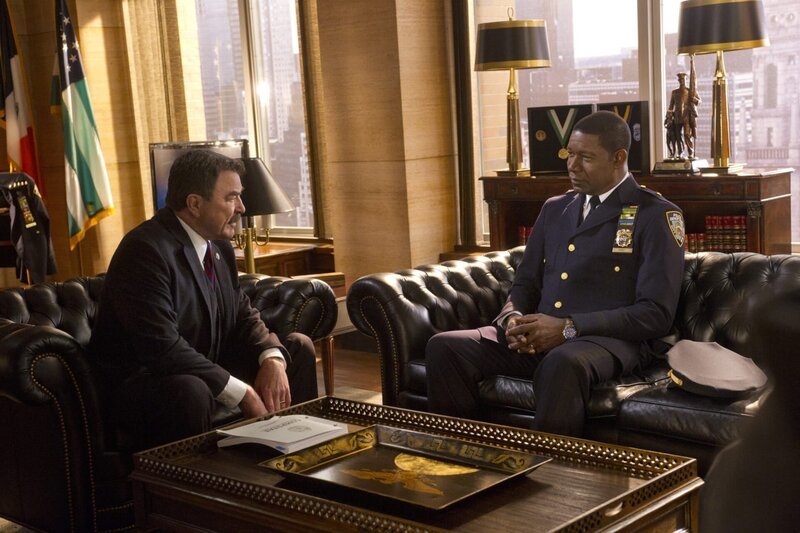 „New Rules“ -- When an assassination of someone close to Frank transpires, Frank orders all hands on deck to catch the killer. Working the case, Danny and Baez go see Mario Hunt („Method Man“), a well-known member of a deadly gang, in the first of a two-part season finale of BLUE BLOODS, Friday, April 24 (10:00–11:00 PM, ET/​PT) on the CBS Television Network. Pictured: Tom Selleck as Frank Reagan, Dennis Haysbert guest stars as NYPD Deputy Chief Donald Kent. Photo: Jeff Neira/​CBS ÃÂ©2014 CBS Broadcasting Inc. All Rights Reserved. – Bild: 2014 CBS Broadcasting Inc. All Rights Reserved. /​ Jeff Neira Lizenzbild frei