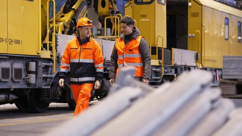 Einstein Unfall im Gotthard Basistunnel: Wie wird die Bahn sicherer? Tobias Müller mit Gianluca Fontana, SBB-Projektleiter für die Reparatur des Gotthard-Basistunnels Copyright: SRF – Bild: SRF