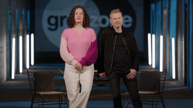 Die Hosts Pola Sarah Nathusius und Christian Stöcker sehen das Thema Verhütung in der „Grauzone“. – Bild: ZDF und banijay./​banijay