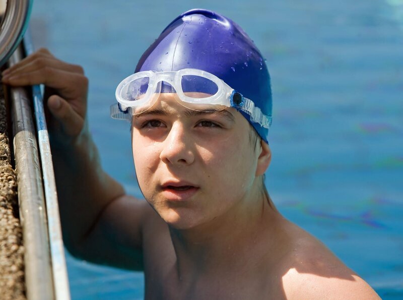 Nils Jürgens (Pascal Andres) ist ein riesiges Schwimmtalent. Er trainiert ehrgeizig für Olympia 2012. – Bild: MDR/​Krajewsky