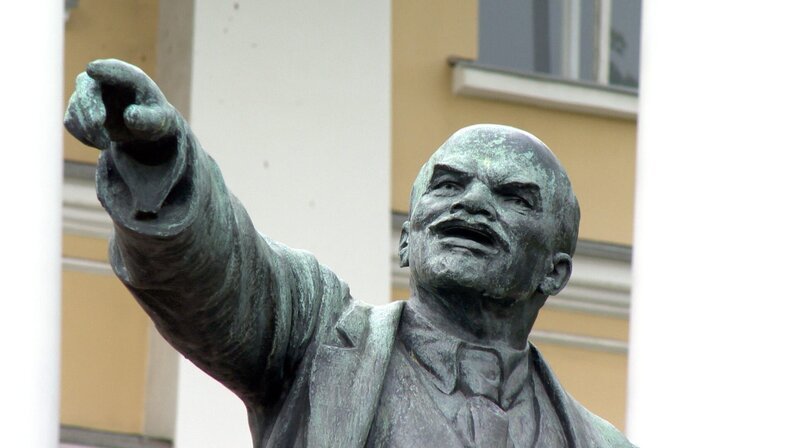 Der 21. Januar 2024 ist der 100. Todestag von Wladimir Iljitsch Lenin. Das Erinnern an den russischen Revolutionsführer ist seit dem Ende der Sowjetunion verblasst. Mit Putins Angriffskrieg auf die Ukraine rückt das politische Vermächtnis Lenins wieder in den Blickpunkt der Öffentlichkeit. Wer war dieser Mann, der die Weltgeschichte so maßgeblich beeinflusste? – Leninstatue vor dem Smolny. – Bild: rbb/​NOAHFILM