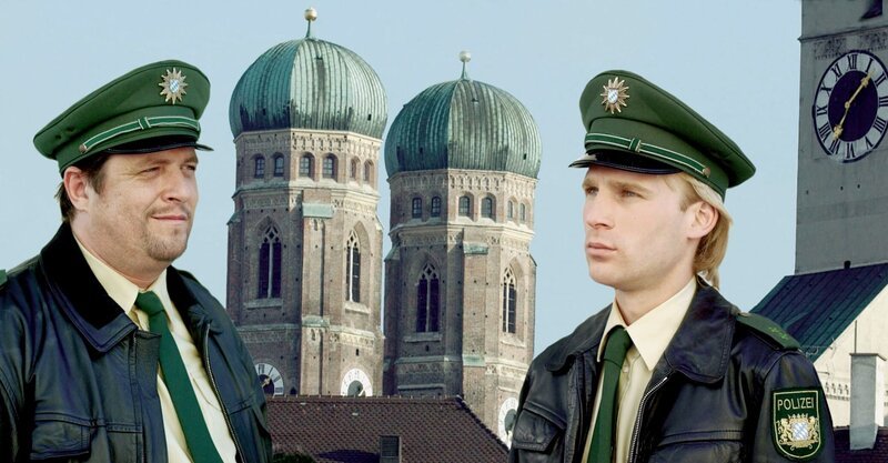 Die Serie erzählt von zwei Münchener Polizisten und ihren Verwicklungen in der kleinen, großen Welt rund um den Marienplatz. – Bild: BR