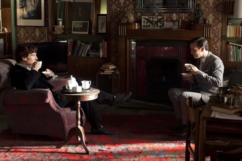 Alles eine Frage des Stils: Die Erzfeinde Sherlock (Benedict Cumberbatch, li.) und Moriarty (Andrew Scott) belauern sich bei einer guten Tasse Tee. – Bild: Hartwood Films 2012 /​ Colin Hutton Lizenzbild frei