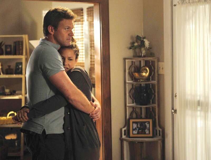 Jim (Matt Passmore) tröstet Callie (Kiele Sanchez), der es schwer fällt, ihren Sohn Jeff ziehen zu lassen. – Bild: RTL
