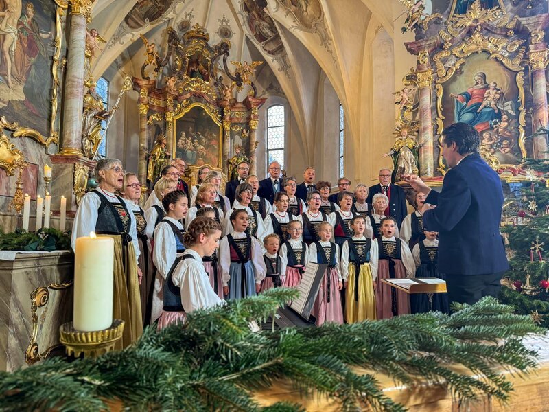Adventsingen in der St. Nikolaus Kirche in Lech. – Bild: ORF/​Degn Film