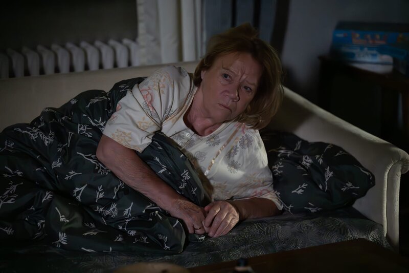 Eine Witwe beschließt, im Wohnzimmer zu schlafen – dort wird sie eines Nachts von ihrem Mörder überrascht. – Bild: ZDF und Saskia Pavek.