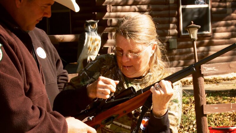 The woman is holding a rifle – Bild: Warner Bros. Discovery