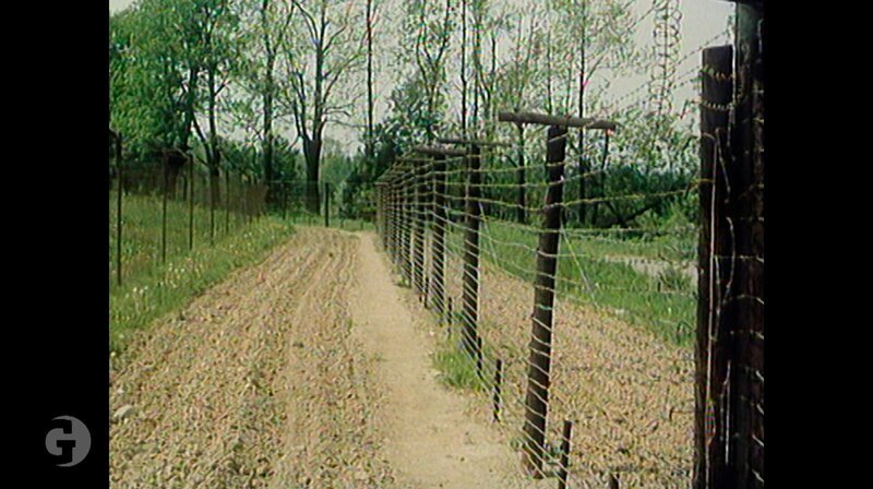 Die Grenze zwischen der Tschechoslowakei auf der einen und der BRD und Österreich auf der anderen Seite ist ein gefährlicher Ort. Auf den insgesamt 809 Kilometern kommen von 1945 bis 1989 über tausend Menschen ums Leben. Damit hält dieser Grenzabschnitt den traurigen Rekord der tödlichsten Grenze im Kalten Krieg. Die Geschichte eines mörderischen Bollwerks, das fernab der Berliner Mauer seine Opfer fordert. Erstmals im Deutschen Fernsehen wird die Geschichte des „Eisernen Vorhangs“ aus beiden Perspektiven erzählt. Dafür hat ein internationales Team jahrelang gemeinsam recherchiert: Geschichten von Grenzsoldaten, Fliehenden, Überlebenden und Menschen, die Familienangehörige verloren haben. Und von denen, die dafür verantwortlich sind. – Bild: MDR/​BR/​Ceszka Televize/​Loopfilm GmbH/​ORF/​arte/​Valerio Agolino