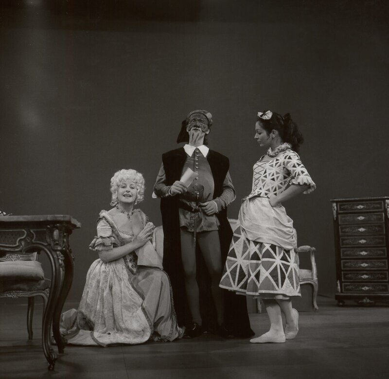 Ima Agustoni als die verliebte Mafalda, Stefano Manca als ihr Vater Pantalone und Sivia Luzzi als das Hausmädchen Colombina in einer Commedia dell’arte-Szene. – Bild: BR/​Foto Sessner