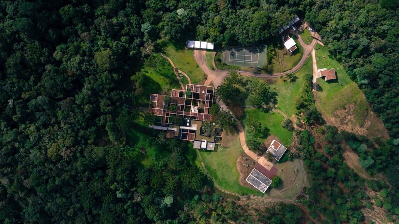 Ein 2000 Quadratmeter großes, rasterförmiges Familienhaus, das völlig in der Natur verborgen ist. – Bild: TVNOW