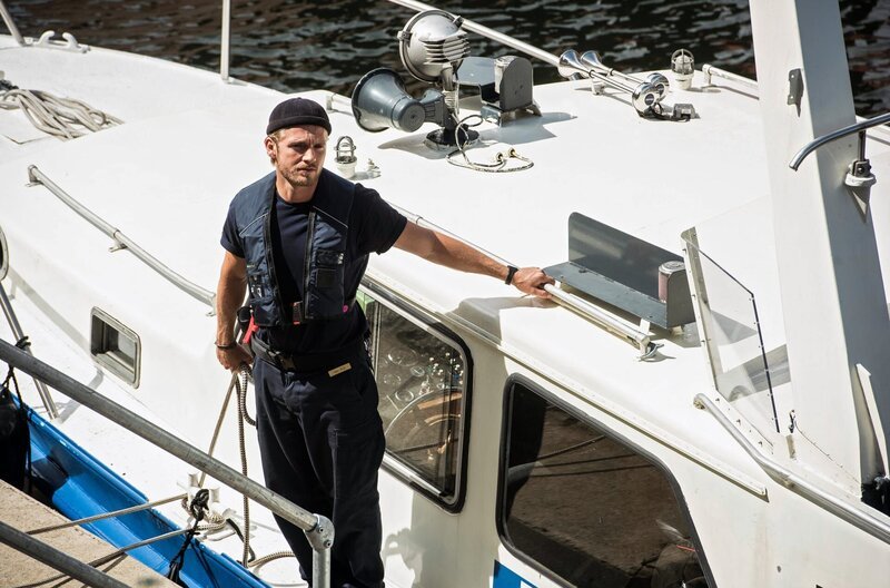 Frank van Dijk (Niklas Osterloh) macht das Polizeiboot fest. – Bild: ARD/​Martin Valentin Menke
