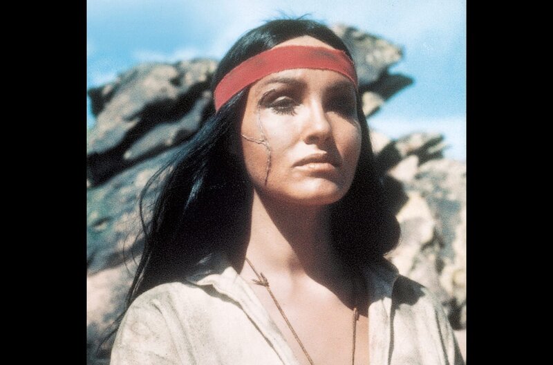 Mackennas Gold – Bild: 1968 (renewed 1996) Columbia Pictures Industries Inc./​All rights reserved /​ Hesh-Ke (Julie Newmar) war einst mit Marshal Sam Mackenna liiert, bis dieser ihren Bruder verhaften ließ.