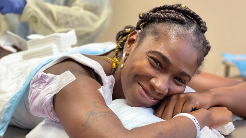 Tiffany Bullock smiles wide at the camera during her surgery. – Bild: Taylor „TJ“ Joe /​ Eastern TV /​ Photobank: 37804_ep104_019.jpg /​ Discovery Communications, LLC